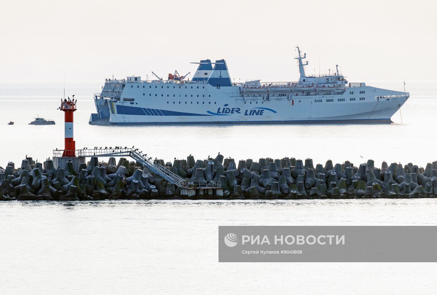 Паром из Трабзона в акватории Сочи