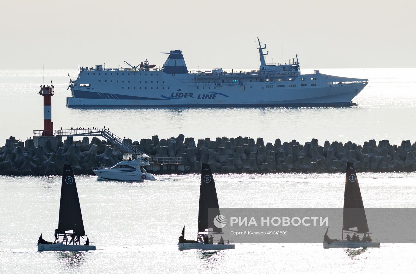 Паром из Трабзона в акватории Сочи