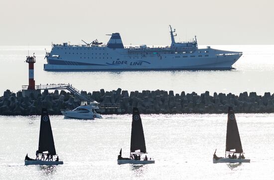 Паром из Трабзона в акватории Сочи