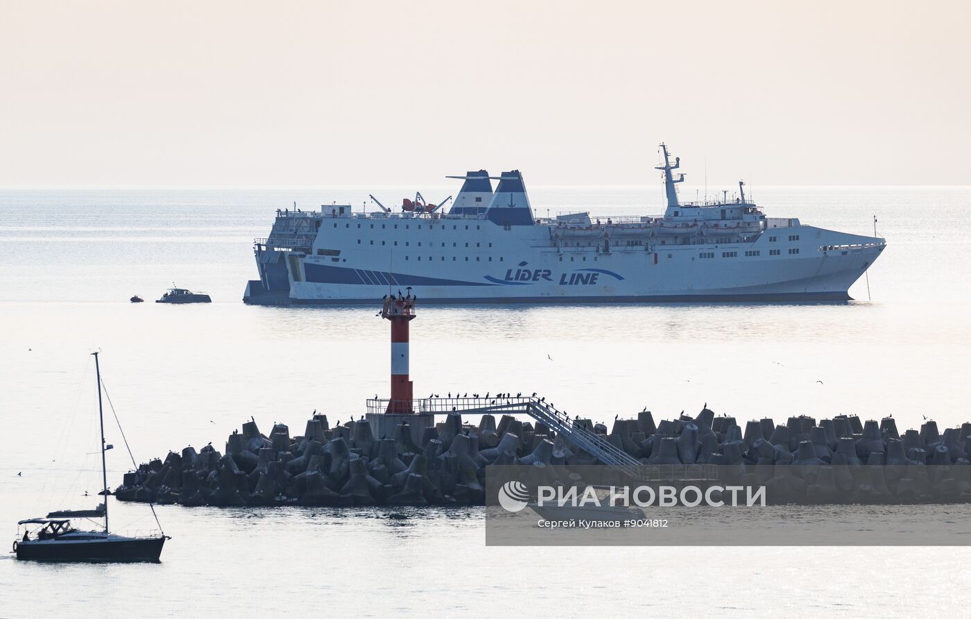 Паром из Трабзона в акватории Сочи