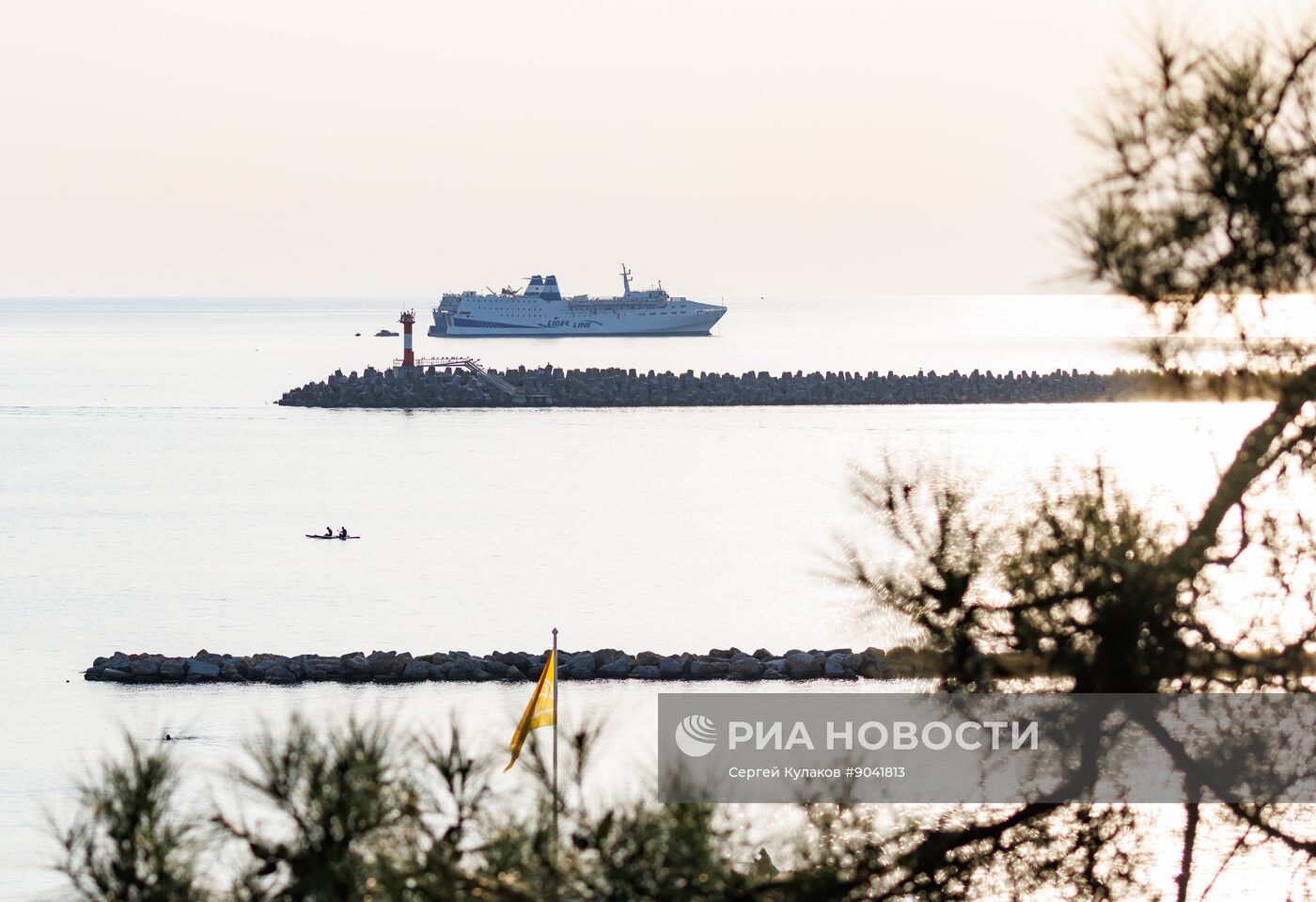 Паром из Трабзона в акватории Сочи