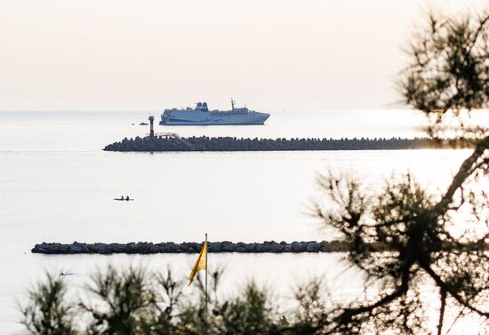 Паром из Трабзона в акватории Сочи