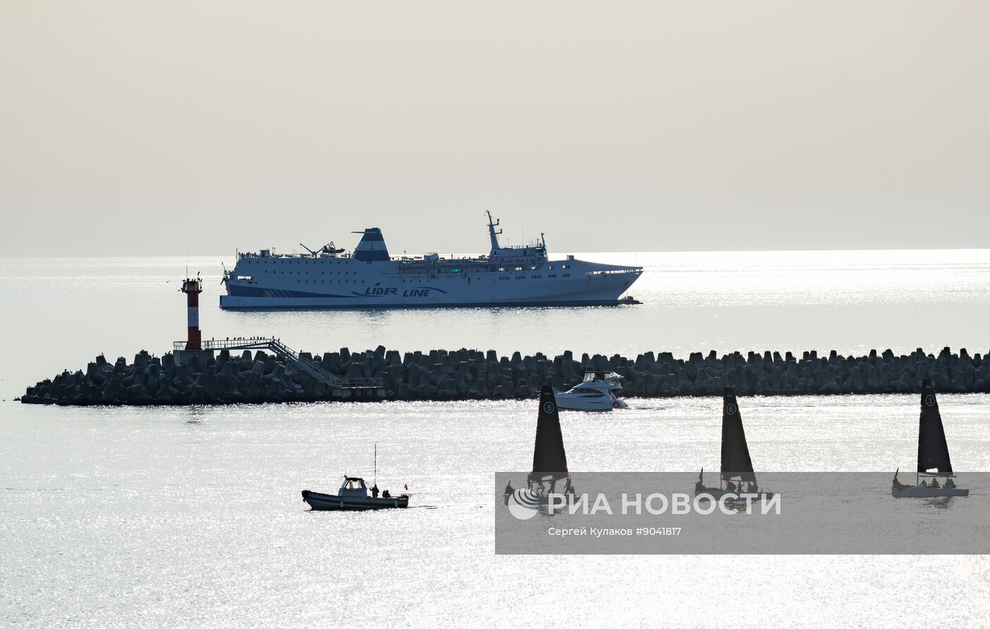 Паром из Трабзона в акватории Сочи