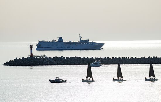 Паром из Трабзона в акватории Сочи