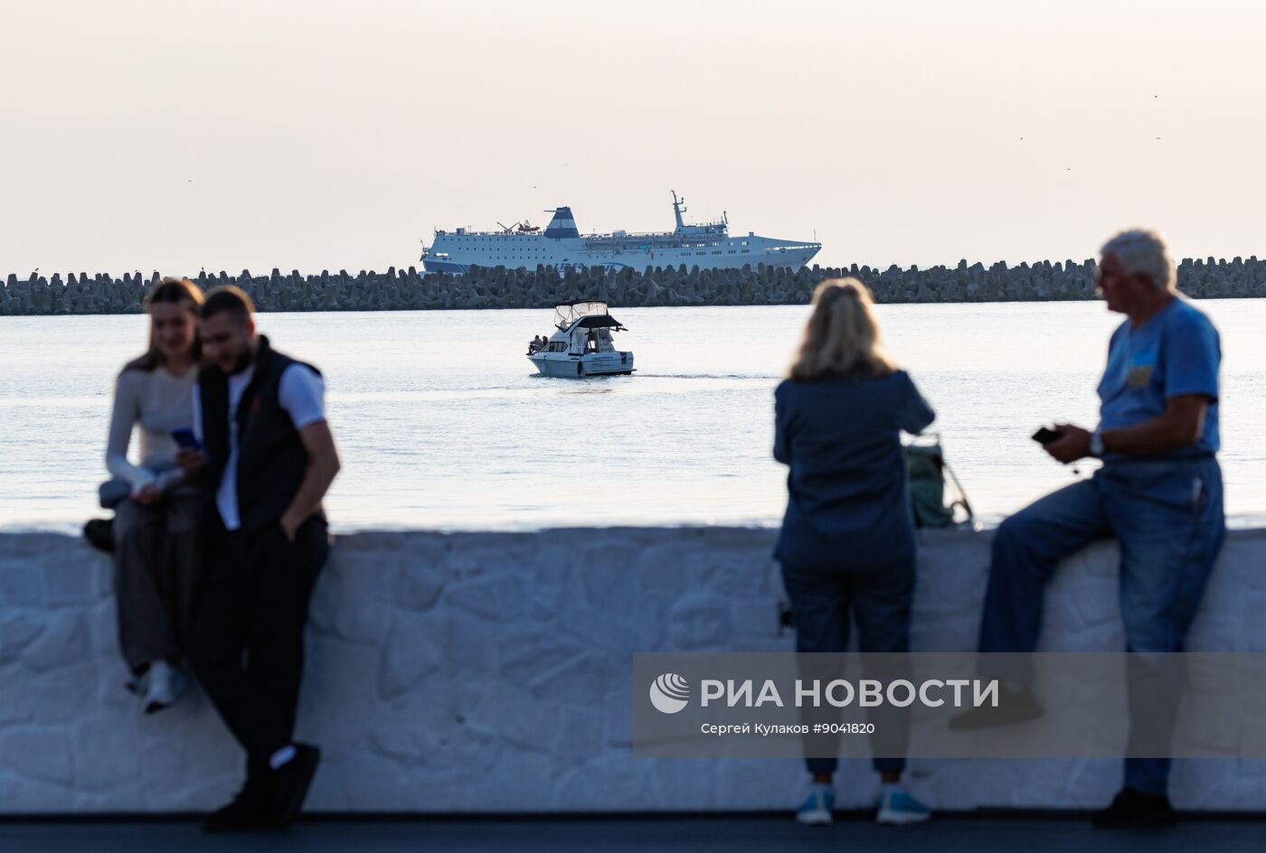 Паром из Трабзона в акватории Сочи