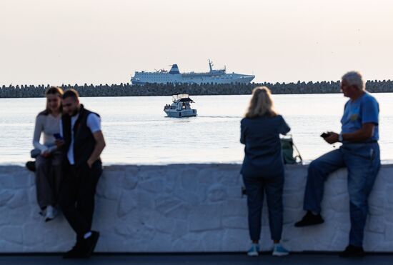 Паром из Трабзона в акватории Сочи