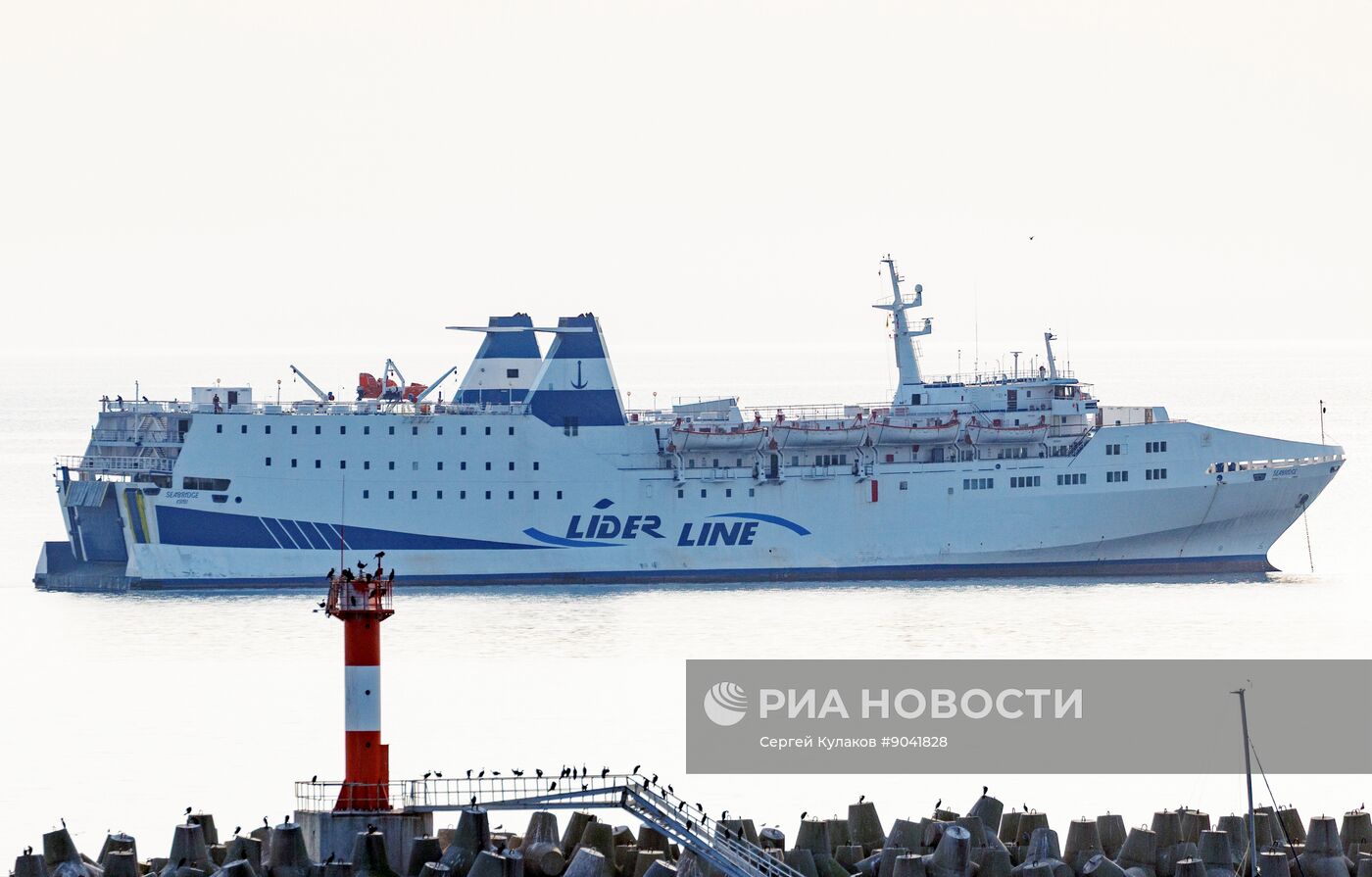 Паром из Трабзона в акватории Сочи