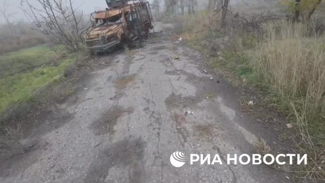 Боец показывает разбитую технику ВСУ под Красноармейском