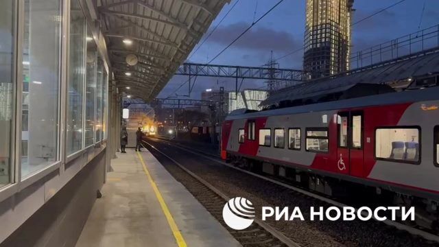 Поезд Деда Мороза перед отправкой в новогоднее путешествие проехал по Москве