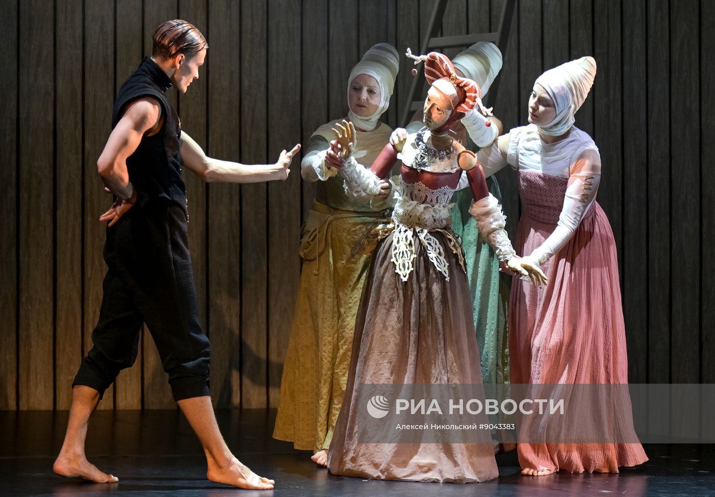 Премьера спектакля "Картины из жизни доктора Фауста" в Москве