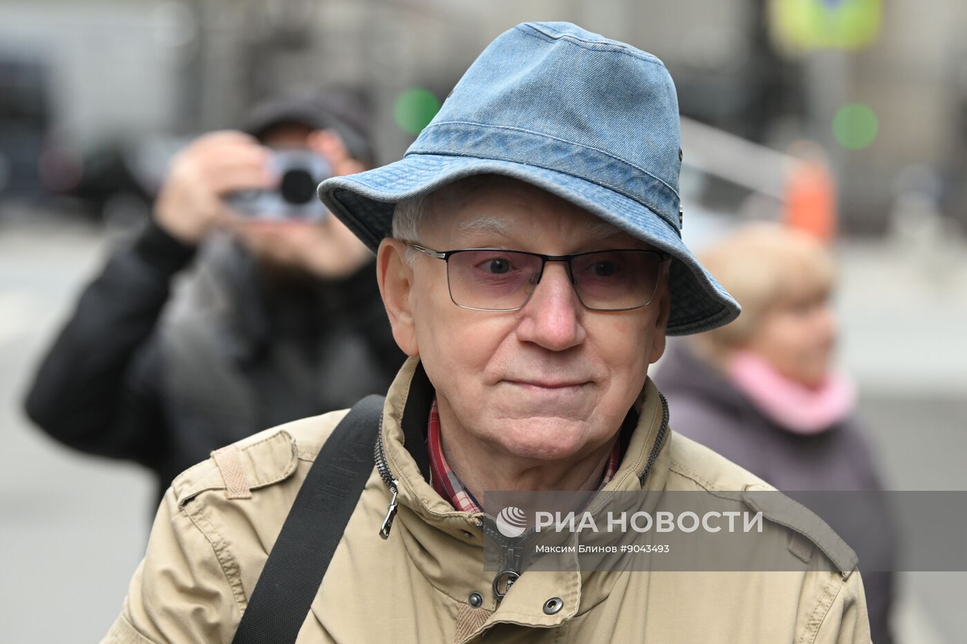 Открытие мемориальной доски Е. Еланской и В. Коршунову в Москве