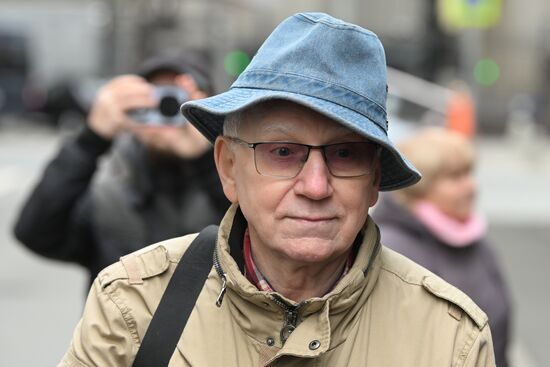 Открытие мемориальной доски Е. Еланской и В. Коршунову в Москве