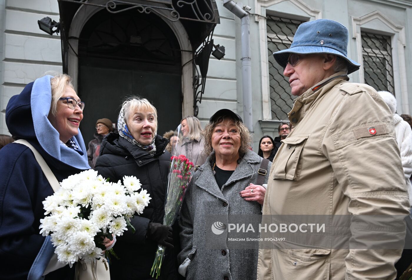 Открытие мемориальной доски Е. Еланской и В. Коршунову в Москве