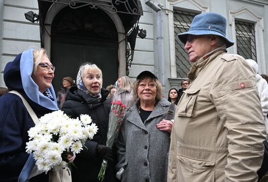 Открытие мемориальной доски Е. Еланской и В. Коршунову в Москве
