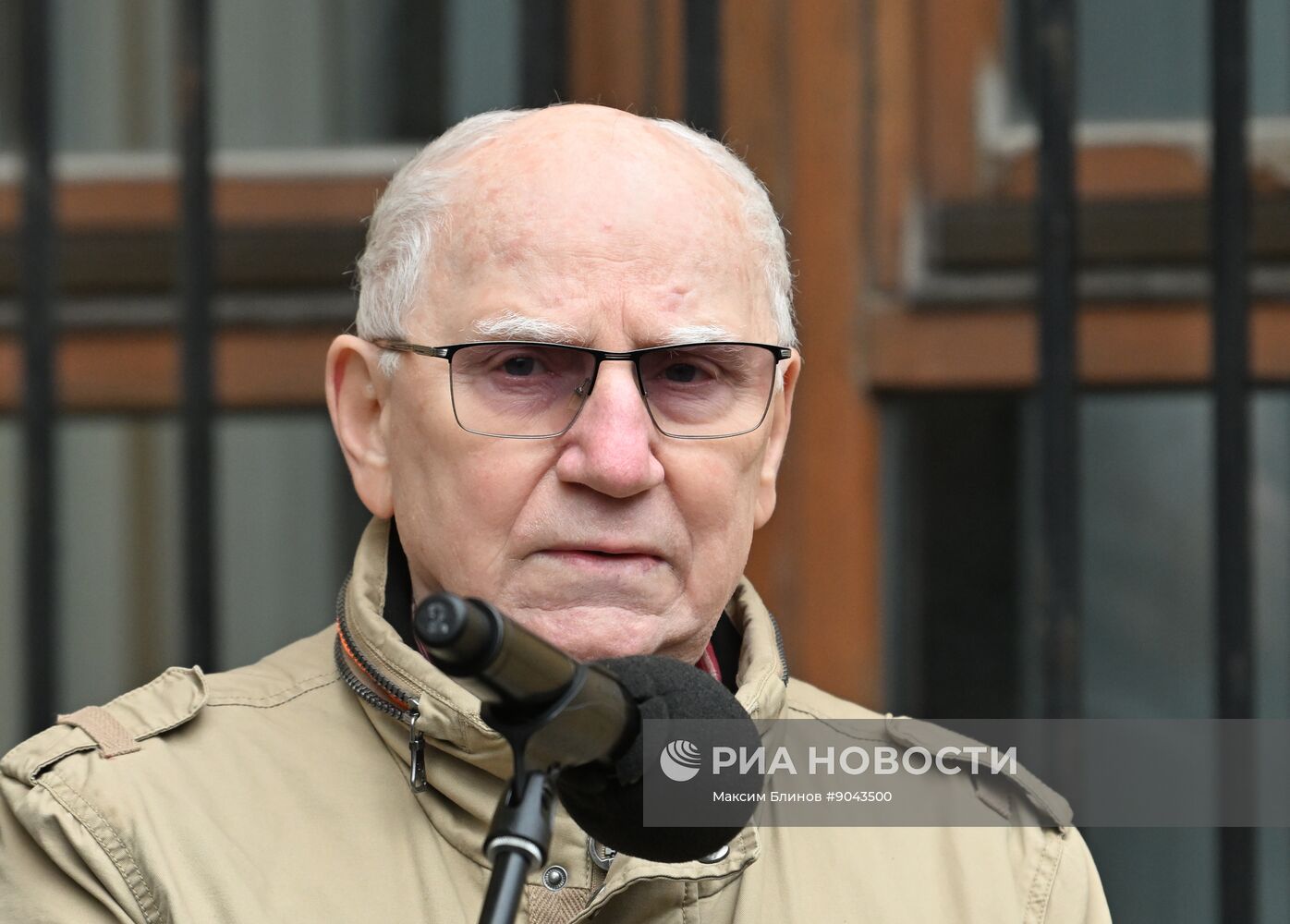 Открытие мемориальной доски Е. Еланской и В. Коршунову в Москве