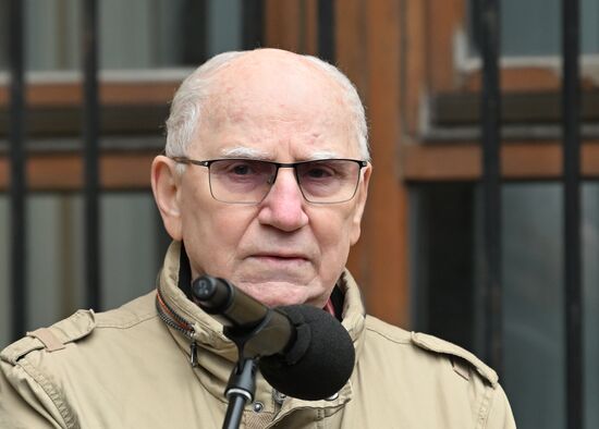 Открытие мемориальной доски Е. Еланской и В. Коршунову в Москве