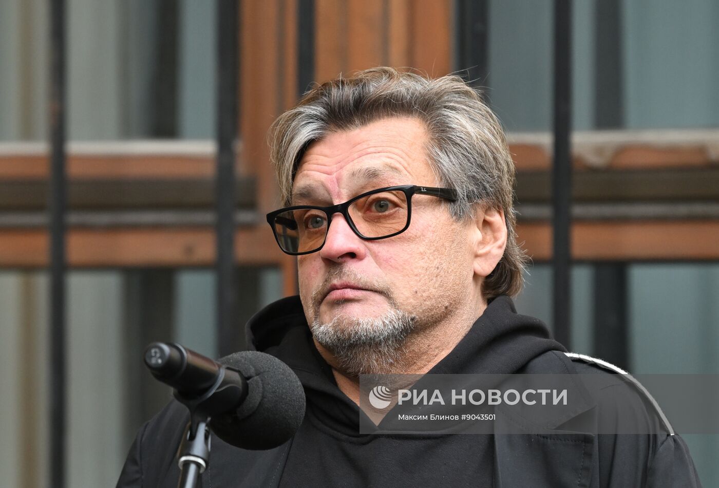 Открытие мемориальной доски Е. Еланской и В. Коршунову в Москве