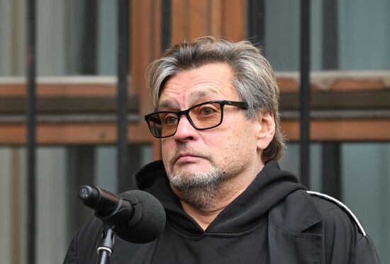 Открытие мемориальной доски Е. Еланской и В. Коршунову в Москве