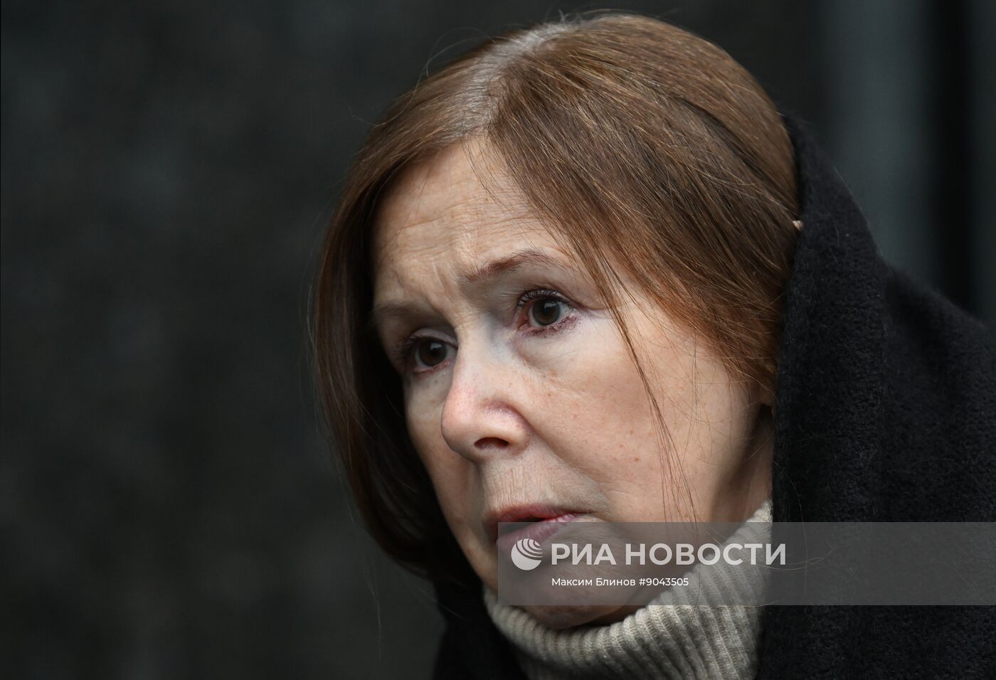 Открытие мемориальной доски Е. Еланской и В. Коршунову в Москве