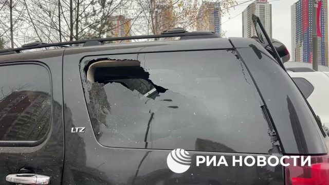 Машины, припаркованные рядом с горнолыжным комплексом "Снежком"