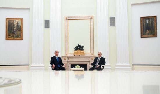 Президент Владимир Путин провел переговоры с президентом Казахстана Касым-Жомартом Токаевым
