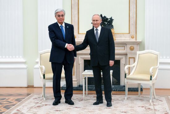Президент Владимир Путин провел переговоры с президентом Казахстана Касым-Жомартом Токаевым