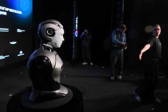 Презентация первого российского антропоморфного робота с ИИ