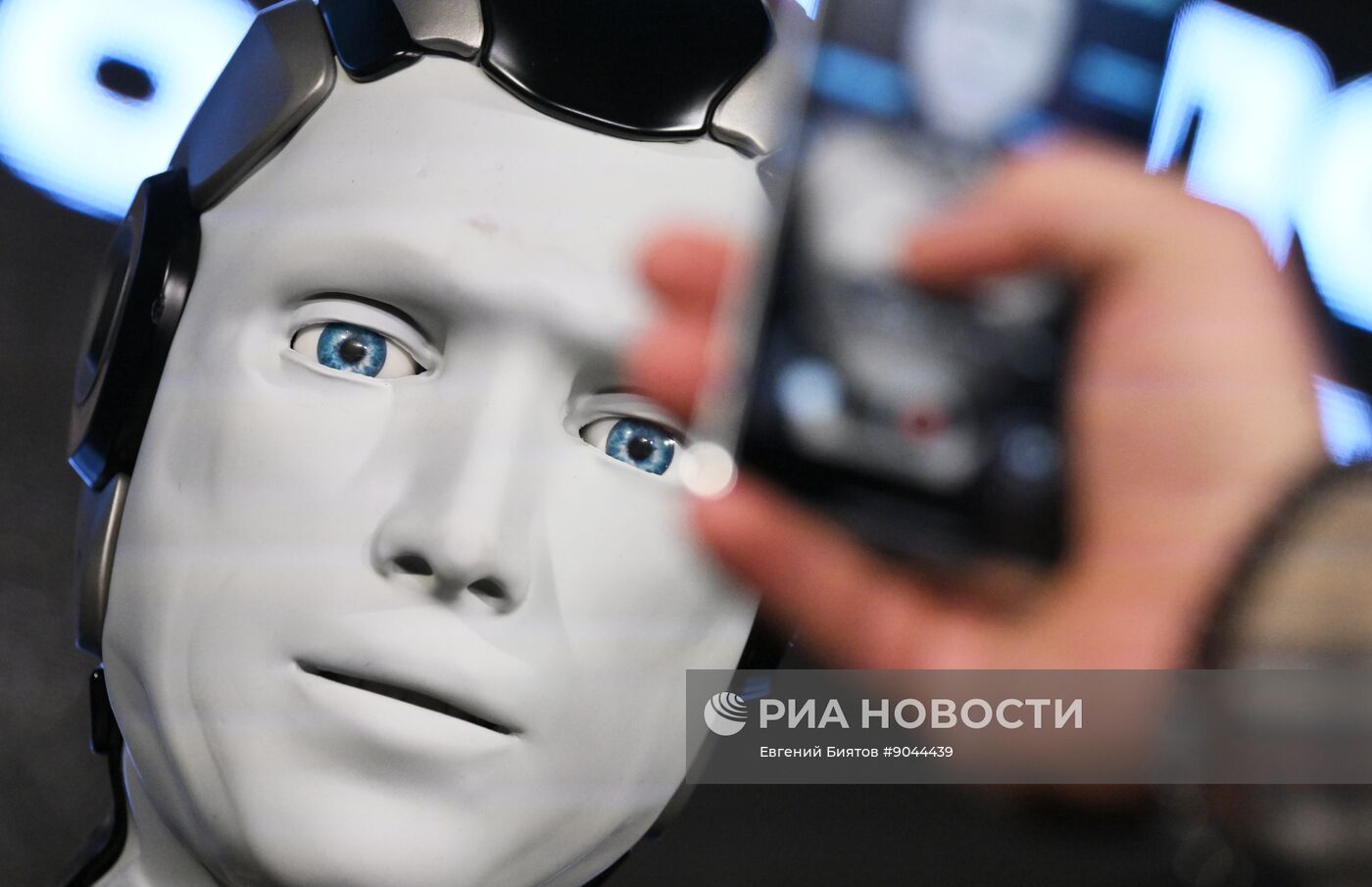 Презентация первого российского антропоморфного робота с ИИ
