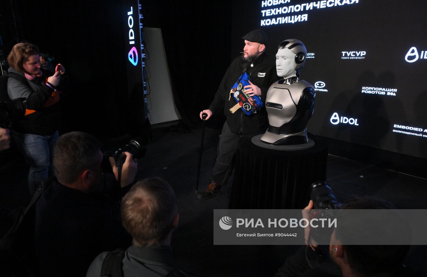 Презентация первого российского антропоморфного робота с ИИ