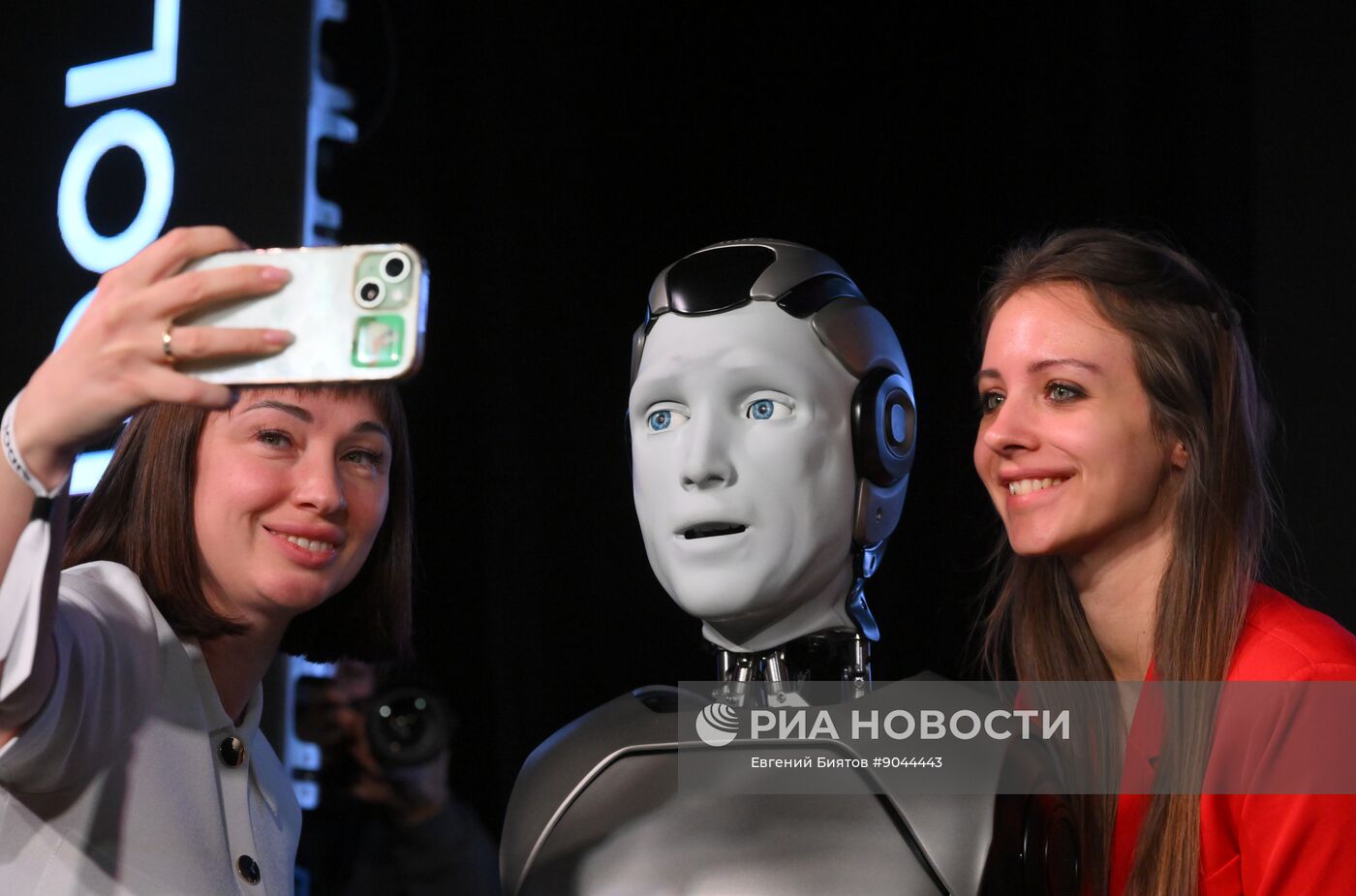 Презентация первого российского антропоморфного робота с ИИ