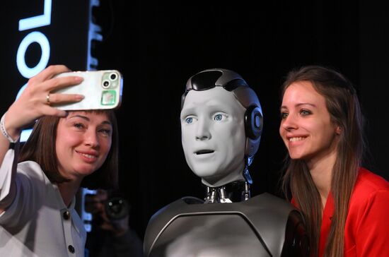 Презентация первого российского антропоморфного робота с ИИ