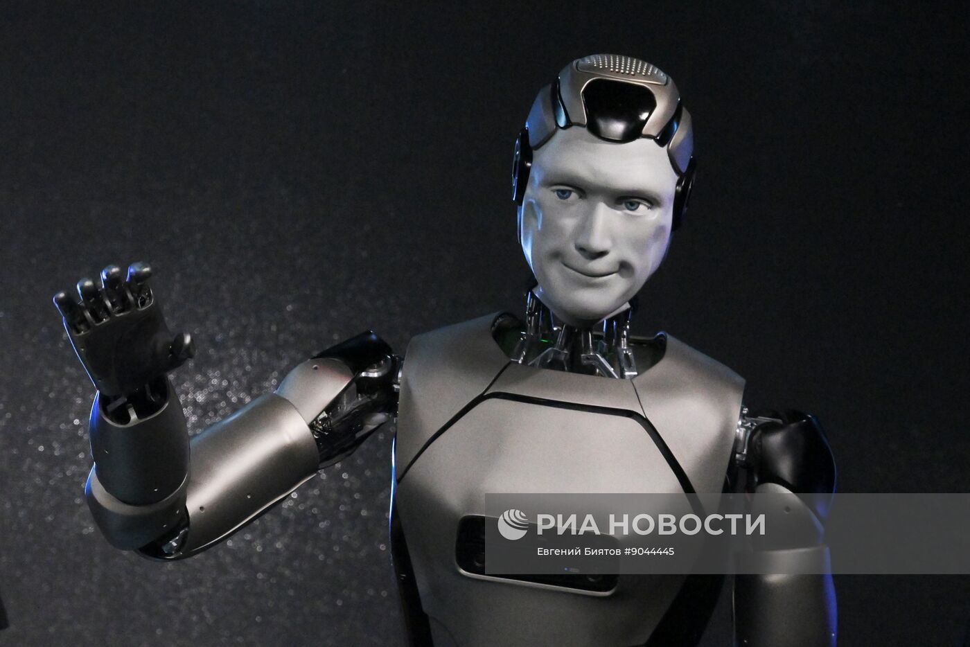 Презентация первого российского антропоморфного робота с ИИ