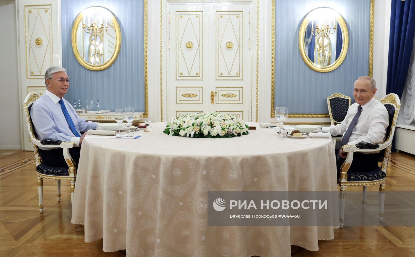 Президент Владимир Путин провел переговоры с президентом Казахстана Касым-Жомартом Токаевым