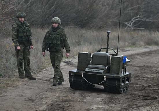 Подготовка операторов робототехнических комплексов "Курьер" войск РХБЗ группировки "Центр" 