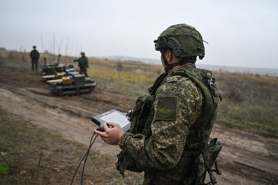 Подготовка операторов робототехнических комплексов "Курьер" войск РХБЗ группировки "Центр" 