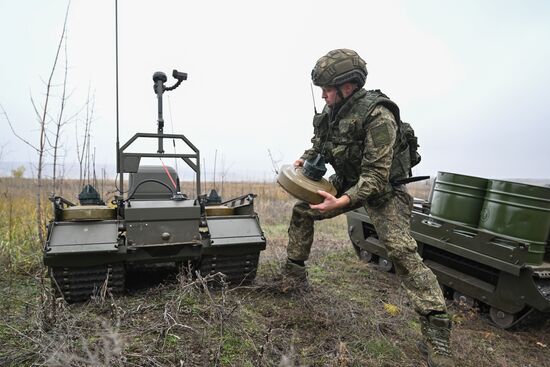 Подготовка операторов робототехнических комплексов "Курьер" войск РХБЗ группировки "Центр" 