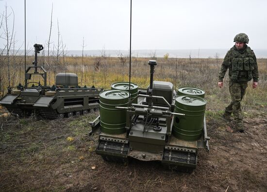 Подготовка операторов робототехнических комплексов "Курьер" войск РХБЗ группировки "Центр" 