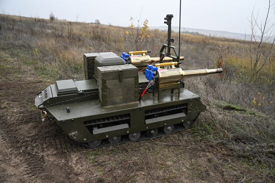 Подготовка операторов робототехнических комплексов "Курьер" войск РХБЗ группировки "Центр" 