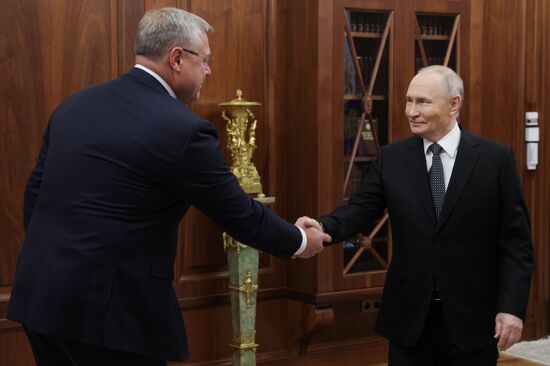 Президент Владимир Путин встретился с губернатором Астраханской области Игорем Бабушкиным