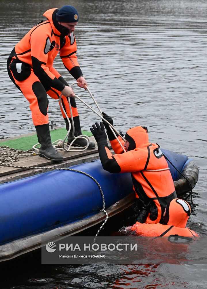 Подготовка спасателей к обеспечению безопасности на водоемах Москвы в зимний период