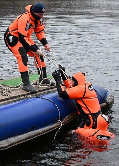 Подготовка спасателей к обеспечению безопасности на водоемах Москвы в зимний период 