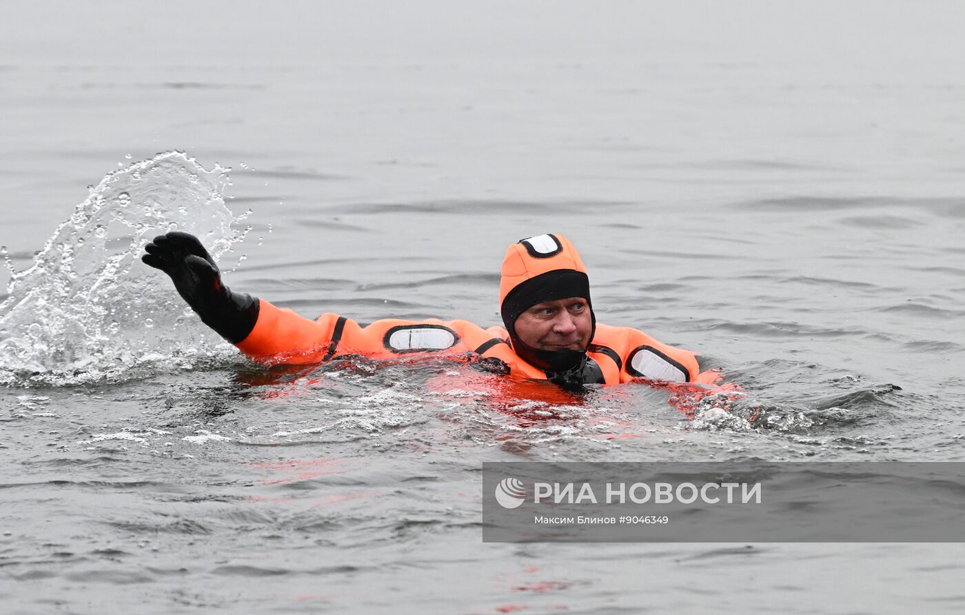 Подготовка спасателей к обеспечению безопасности на водоемах Москвы в зимний период