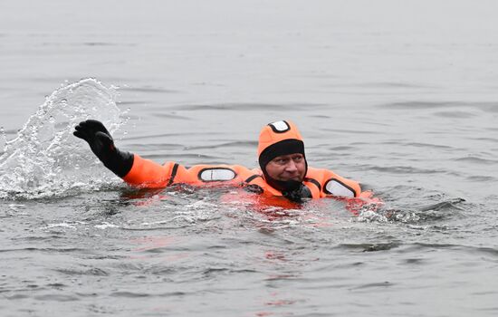Подготовка спасателей к обеспечению безопасности на водоемах Москвы в зимний период 
