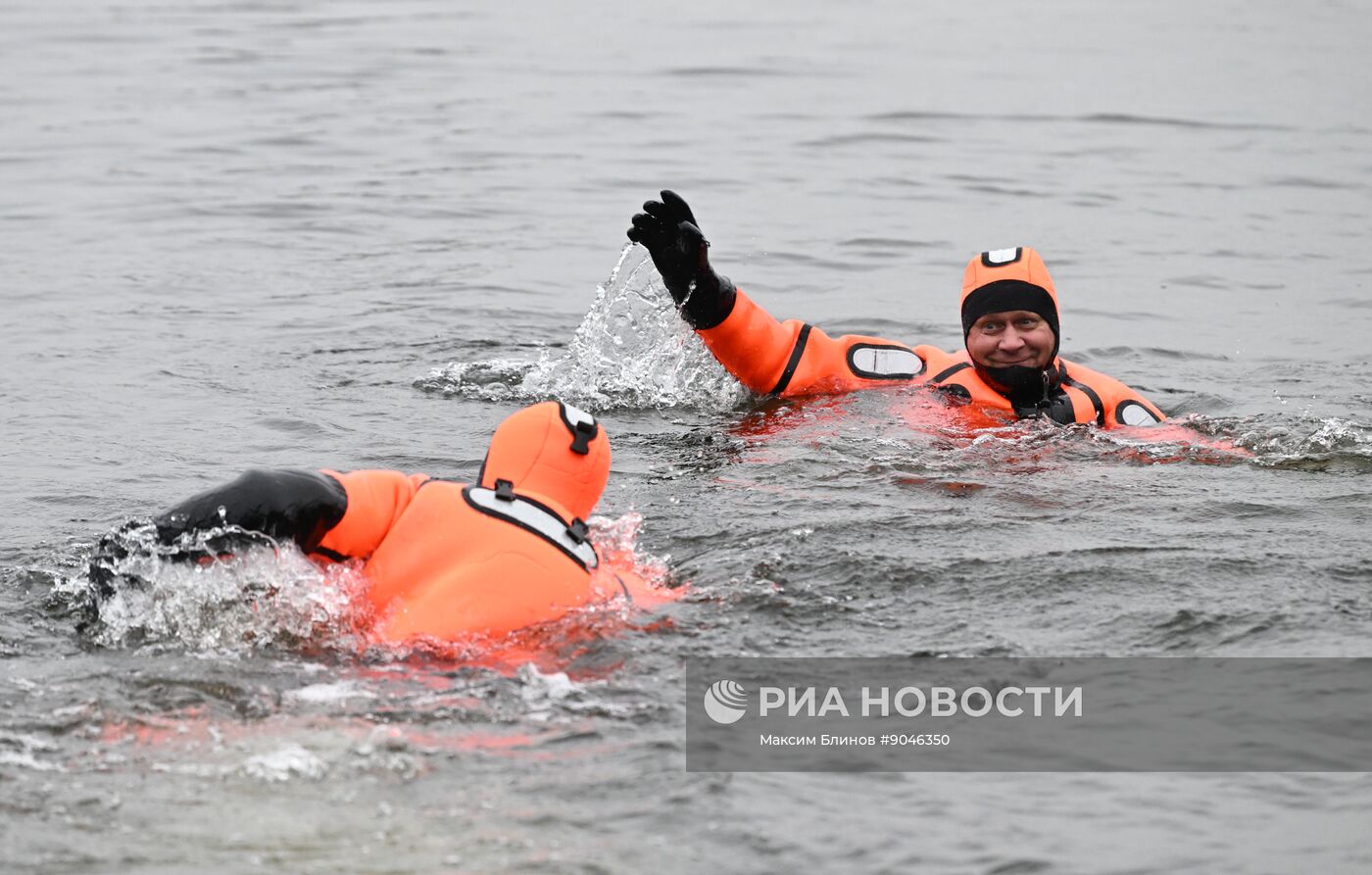 Подготовка спасателей к обеспечению безопасности на водоемах Москвы в зимний период