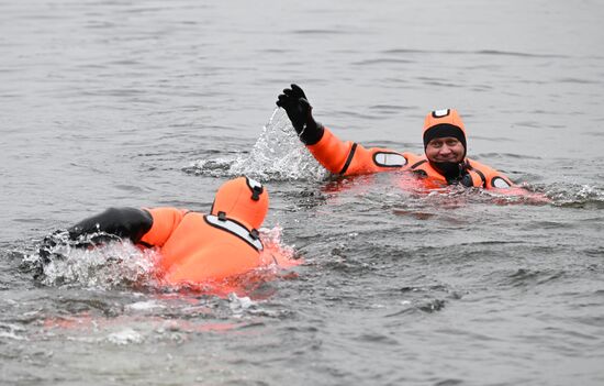 Подготовка спасателей к обеспечению безопасности на водоемах Москвы в зимний период 