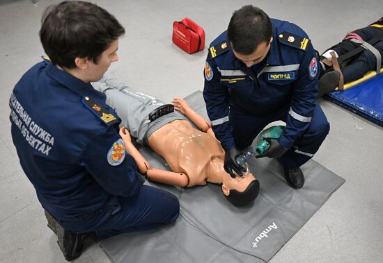 Подготовка спасателей к обеспечению безопасности на водоемах Москвы в зимний период 