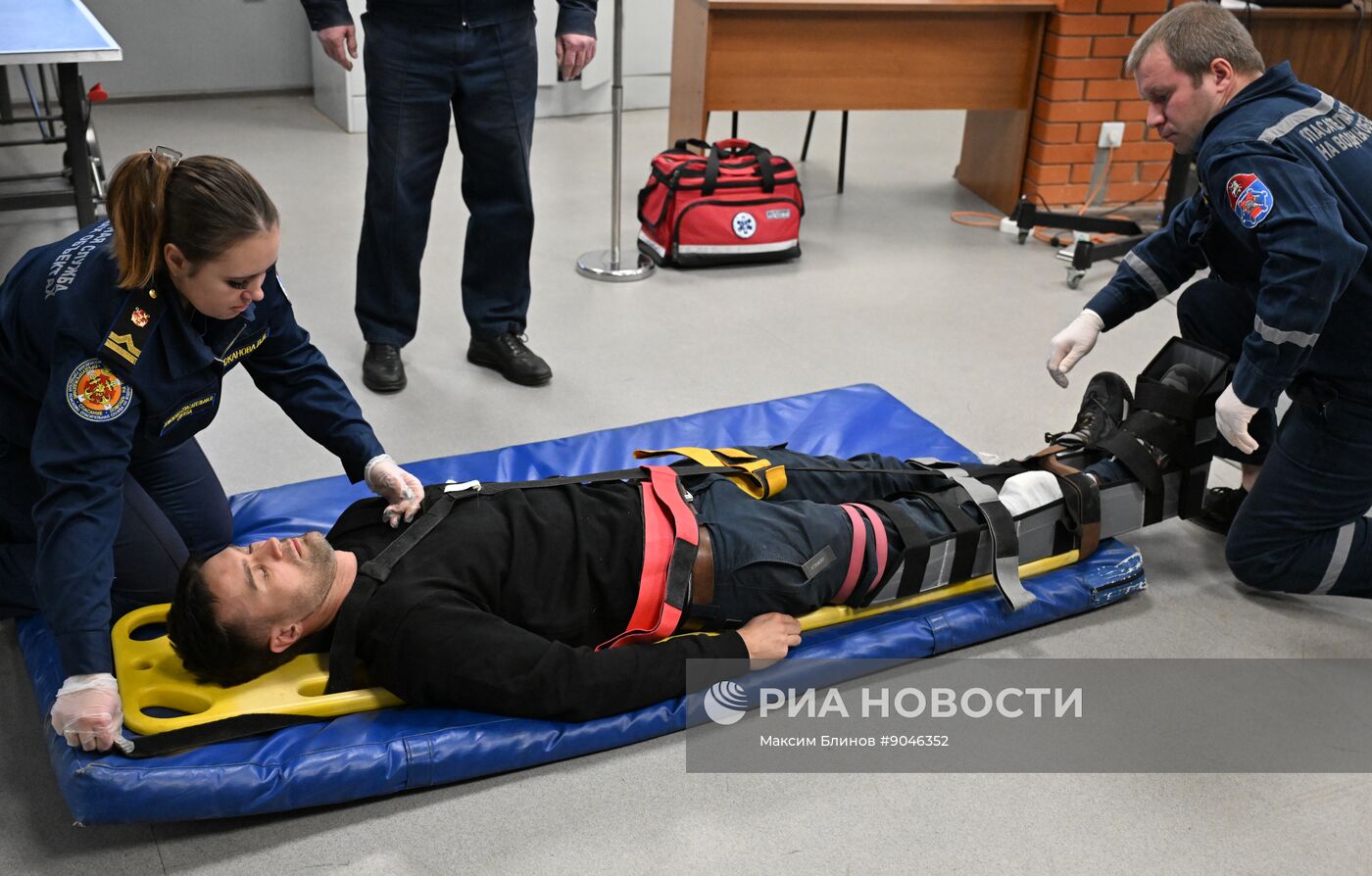 Подготовка спасателей к обеспечению безопасности на водоемах Москвы в зимний период