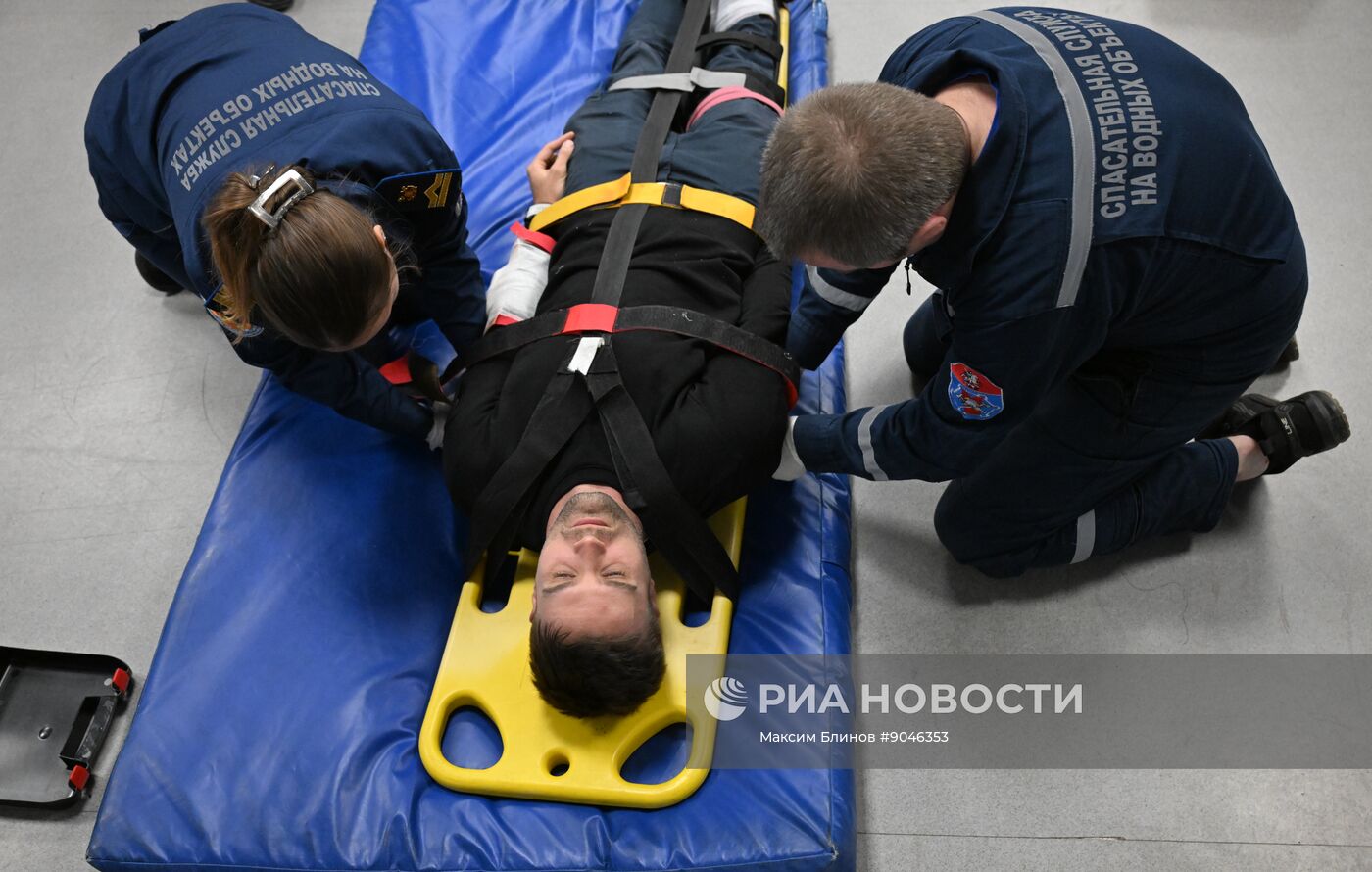 Подготовка спасателей к обеспечению безопасности на водоемах Москвы в зимний период