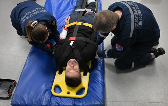 Подготовка спасателей к обеспечению безопасности на водоемах Москвы в зимний период 