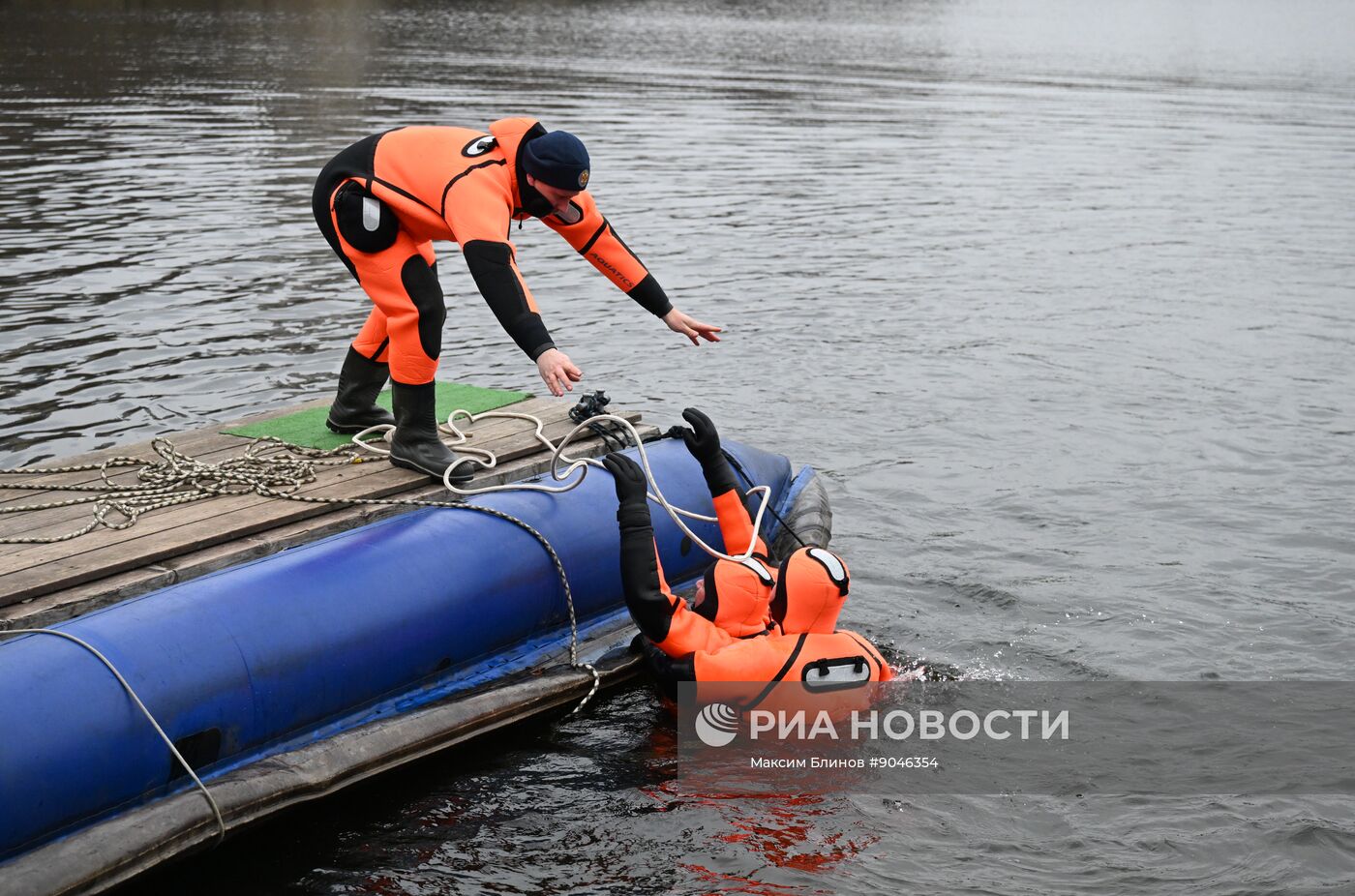 Подготовка спасателей к обеспечению безопасности на водоемах Москвы в зимний период